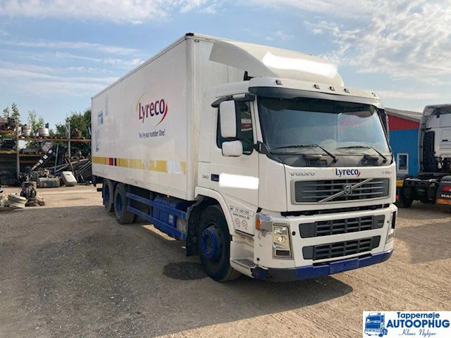 Volvo FM 340 6X2 Box - Dobozos felépítményű teherautó: 1 kép. Volvo FM 340 6X2 Box - Dobozos felépítményű teherautó: 1 kép.