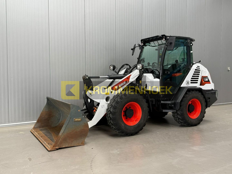 Bobcat L 85 - Gumikerekes homlokrakodó: 2 kép. Bobcat L 85 - Gumikerekes homlokrakodó: 2 kép.