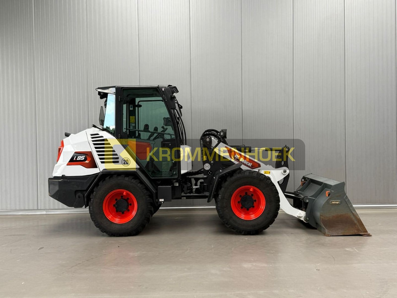 Bobcat L 85 - Gumikerekes homlokrakodó: 5 kép. Bobcat L 85 - Gumikerekes homlokrakodó: 5 kép.