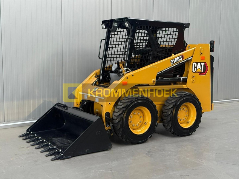 Caterpillar 216 B3 - Mini homlokrakodó: 2 kép. Caterpillar 216 B3 - Mini homlokrakodó: 2 kép.