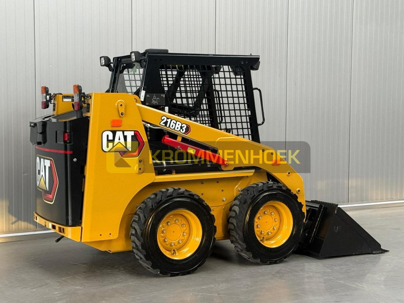 Caterpillar 216 B3 - Mini homlokrakodó: 4 kép. Caterpillar 216 B3 - Mini homlokrakodó: 4 kép.