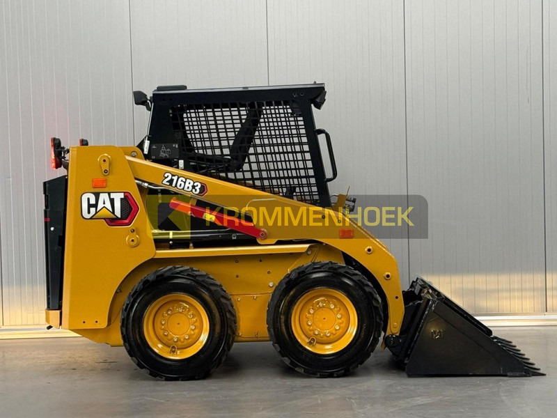 Caterpillar 216 B3 - Mini homlokrakodó: 5 kép. Caterpillar 216 B3 - Mini homlokrakodó: 5 kép.