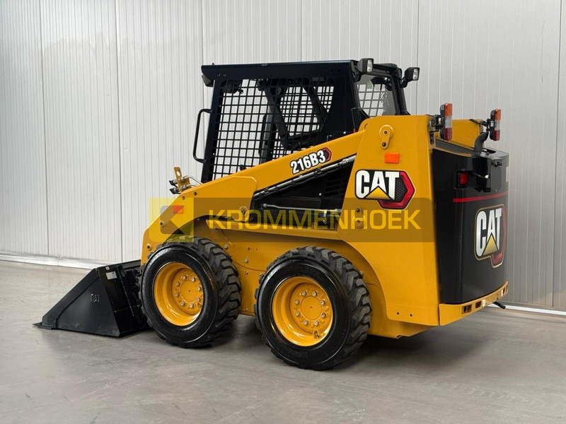 Caterpillar 216 B3 - Mini homlokrakodó: 3 kép. Caterpillar 216 B3 - Mini homlokrakodó: 3 kép.