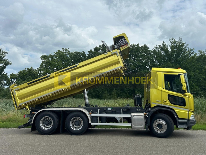 DAF XD 450 FAT Demo | 6x4 | 3 zijdige Kipper - Billenőplatós teherautó: 2 kép. DAF XD 450 FAT Demo | 6x4 | 3 zijdige Kipper - Billenőplatós teherautó: 2 kép.