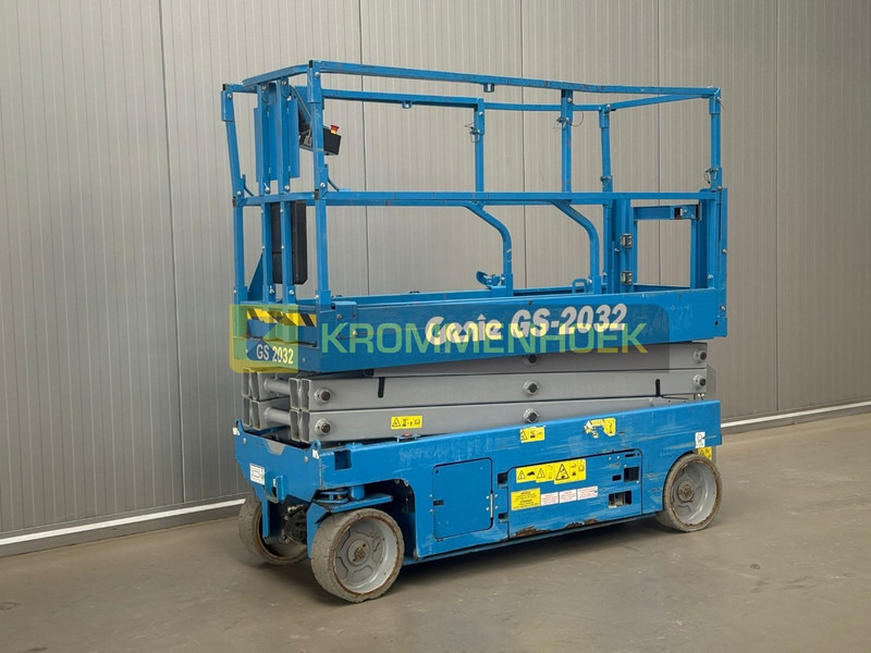 Genie GS 2032 - Ollós emelő: 2 kép. Genie GS 2032 - Ollós emelő: 2 kép.