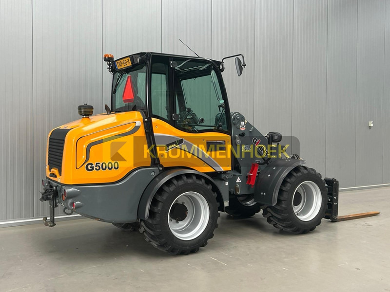 Giant G 5000 - Gumikerekes homlokrakodó: 4 kép. Giant G 5000 - Gumikerekes homlokrakodó: 4 kép.