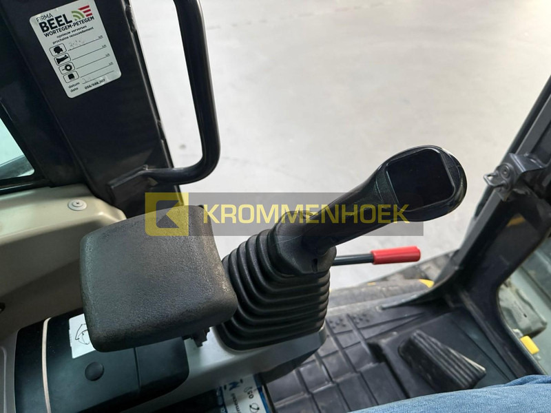 Minikotró Komatsu PC 55 MR-5: 18 kép. Minikotró Komatsu PC 55 MR-5: 18 kép.