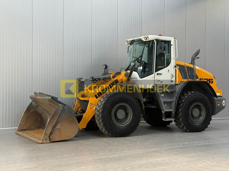 Liebherr L526 - Gumikerekes homlokrakodó: 2 kép. Liebherr L526 - Gumikerekes homlokrakodó: 2 kép.
