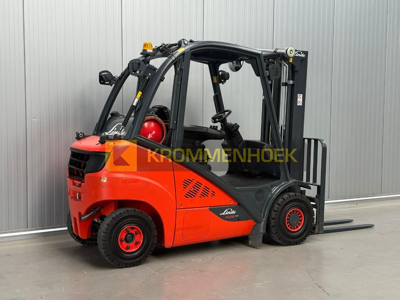 Linde H 25 T - Gázüzemű targonca: 4 kép. Linde H 25 T - Gázüzemű targonca: 4 kép.