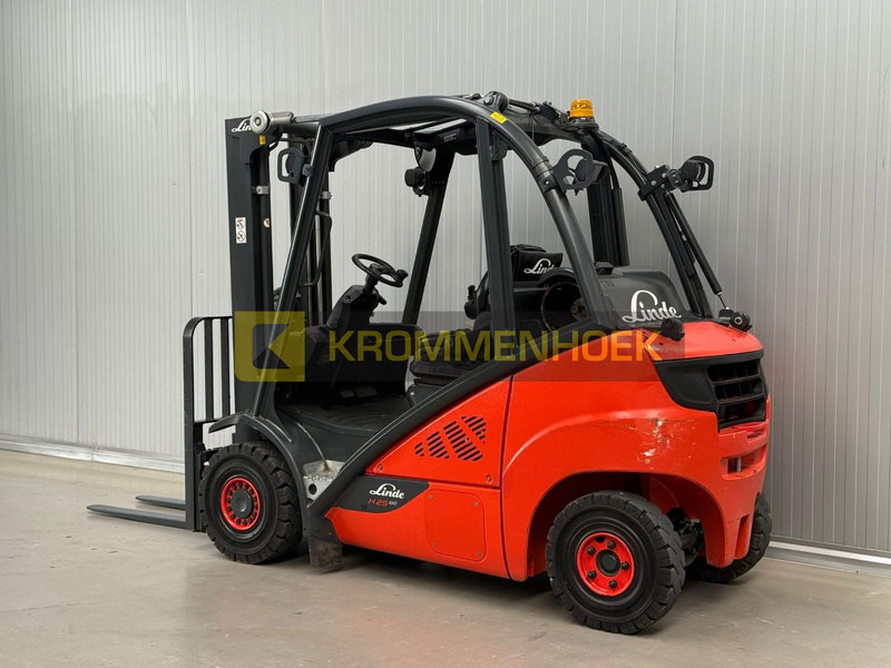 Linde H 25 T - Gázüzemű targonca: 3 kép. Linde H 25 T - Gázüzemű targonca: 3 kép.