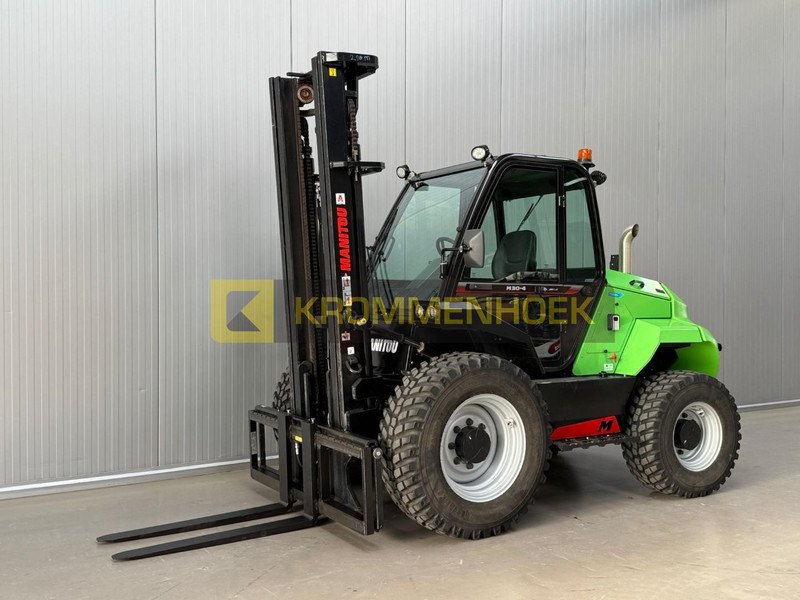 Manitou M30-4 - Terepjáró képességű targoncá: 2 kép. Manitou M30-4 - Terepjáró képességű targoncá: 2 kép.