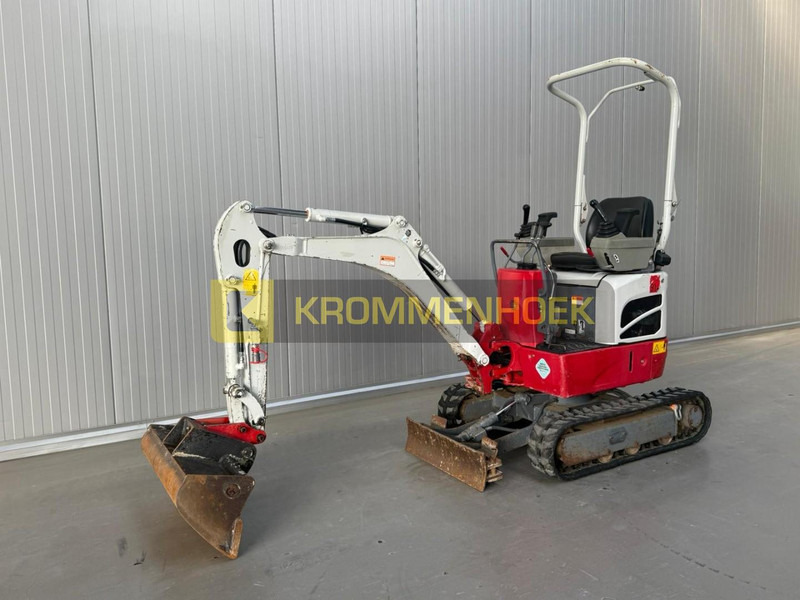 Takeuchi TB 210 R - Minikotró: 2 kép. Takeuchi TB 210 R - Minikotró: 2 kép.