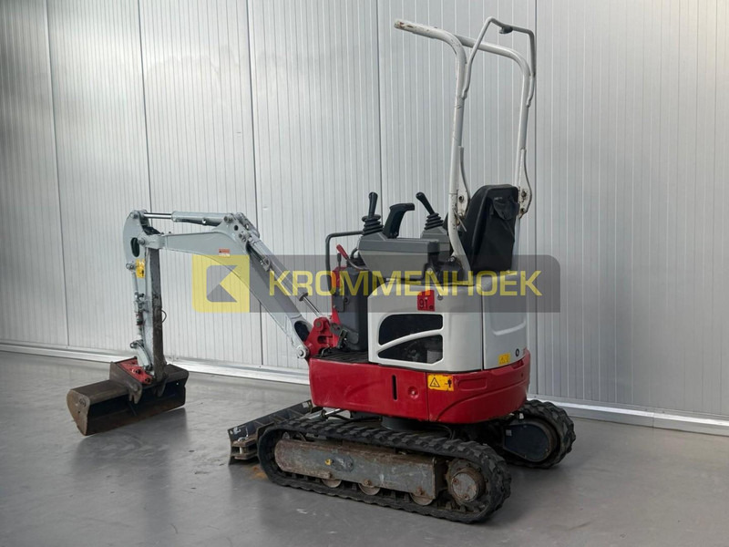 Takeuchi TB 210 R - Minikotró: 3 kép. Takeuchi TB 210 R - Minikotró: 3 kép.