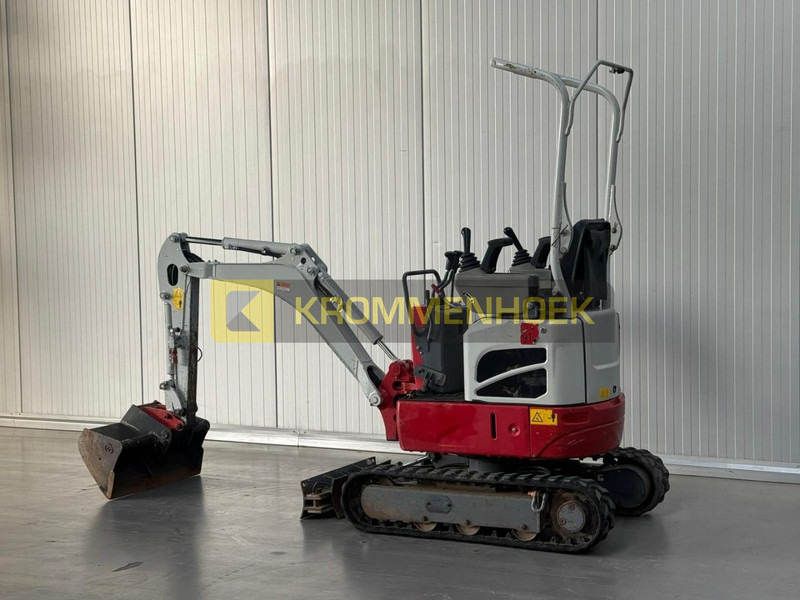 Takeuchi TB 210 R - Minikotró: 3 kép. Takeuchi TB 210 R - Minikotró: 3 kép.