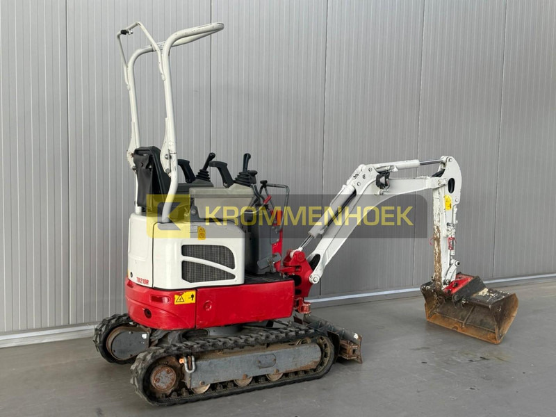 Takeuchi TB 210 R - Minikotró: 4 kép. Takeuchi TB 210 R - Minikotró: 4 kép.