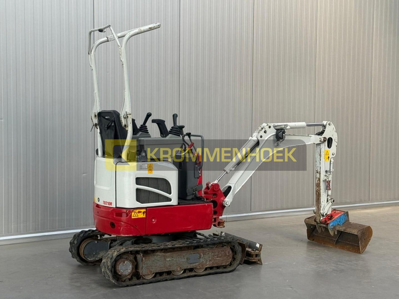 Takeuchi TB 210 R - Minikotró: 4 kép. Takeuchi TB 210 R - Minikotró: 4 kép.