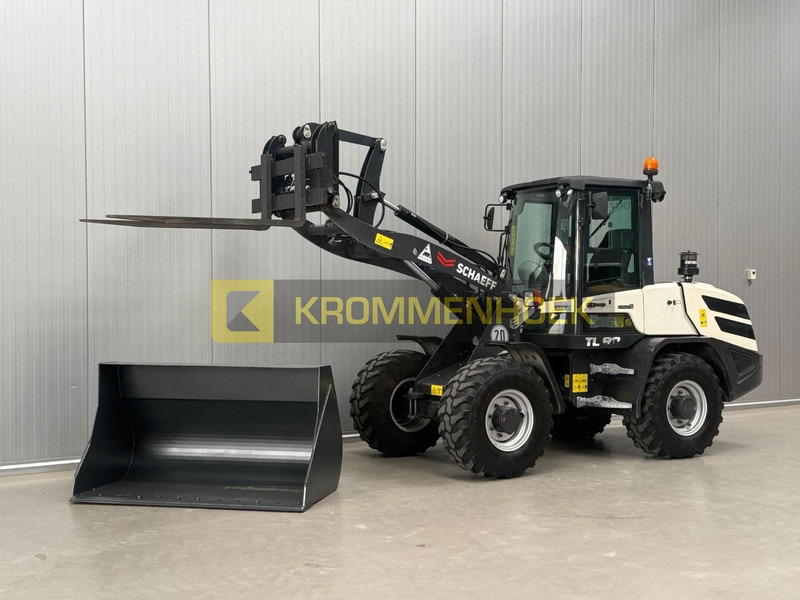 Terex TL80 - Gumikerekes homlokrakodó: 2 kép. Terex TL80 - Gumikerekes homlokrakodó: 2 kép.