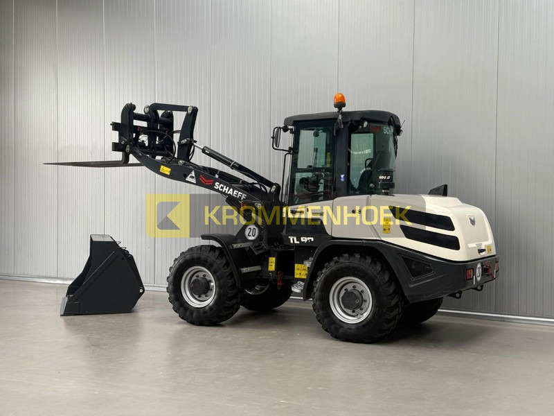 Terex TL80 - Gumikerekes homlokrakodó: 3 kép. Terex TL80 - Gumikerekes homlokrakodó: 3 kép.