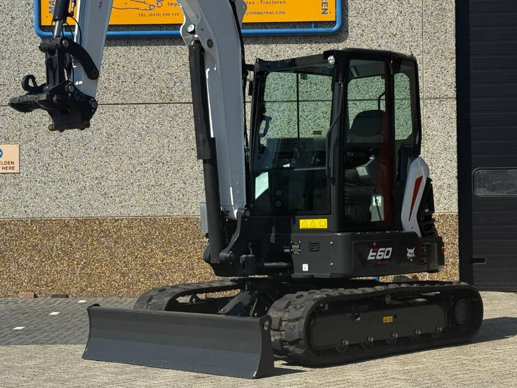 Bobcat E60 R2, 2024, 54 hours!! - Lánctalpas kotró: 3 kép. Bobcat E60 R2, 2024, 54 hours!! - Lánctalpas kotró: 3 kép.