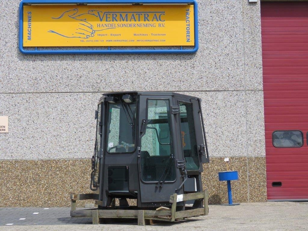 CNH Kabine - CNH CE - 87317280 - Fülke - Mezőgazdasági gépek: 1 kép. CNH Kabine - CNH CE - 87317280 - Fülke - Mezőgazdasági gépek: 1 kép.