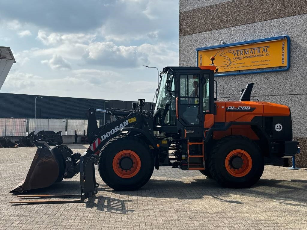 Develon DOOSAN DL200-7, central lubrication, 2022 - Mini homlokrakodó: 3 kép. Develon DOOSAN DL200-7, central lubrication, 2022 - Mini homlokrakodó: 3 kép.
