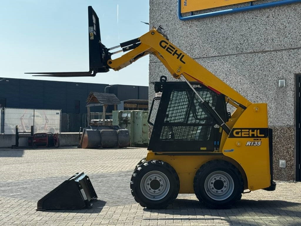 Gehl R135 / Mantitou 1350R, 2022, 115 hours! - Lánctalpas kotró: 2 kép. Gehl R135 / Mantitou 1350R, 2022, 115 hours! - Lánctalpas kotró: 2 kép.