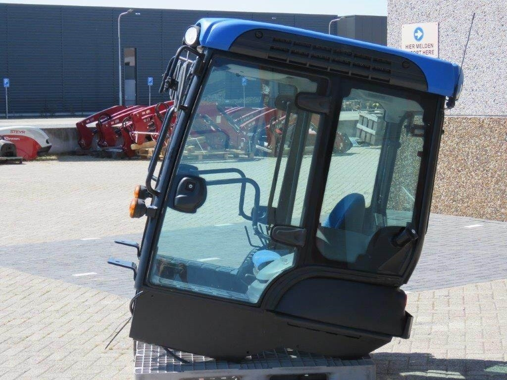 New Holland TK - Fülke - Építőipari gépek: 3 kép. New Holland TK - Fülke - Építőipari gépek: 3 kép.
