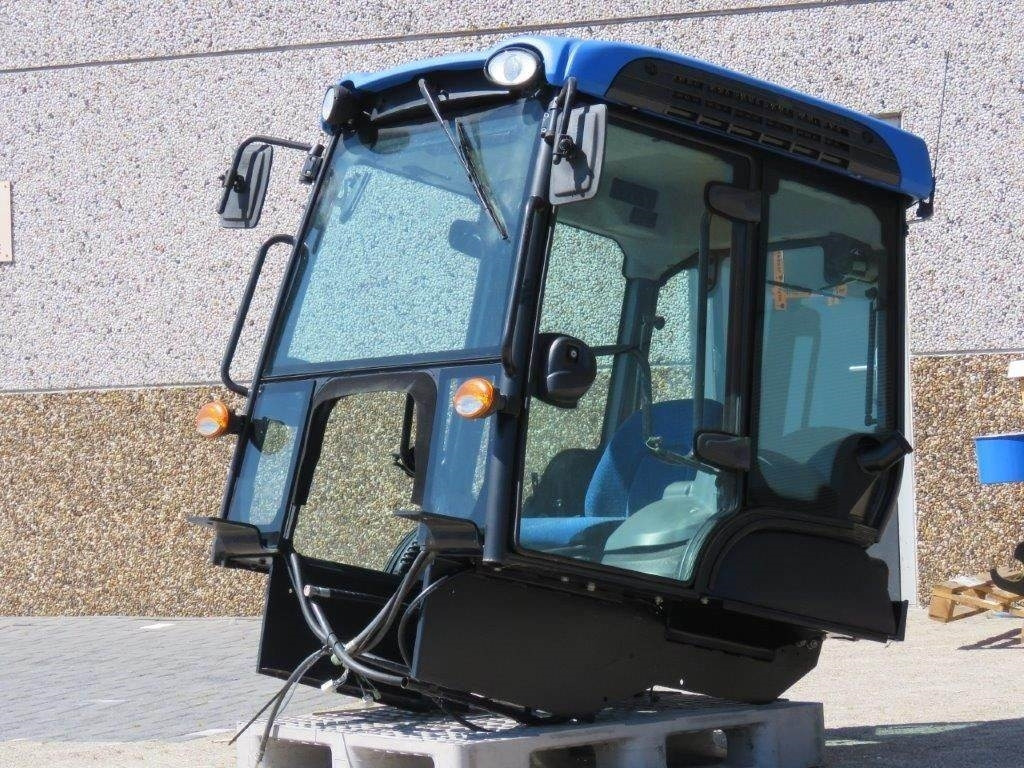 New Holland TK - Fülke - Építőipari gépek: 2 kép. New Holland TK - Fülke - Építőipari gépek: 2 kép.