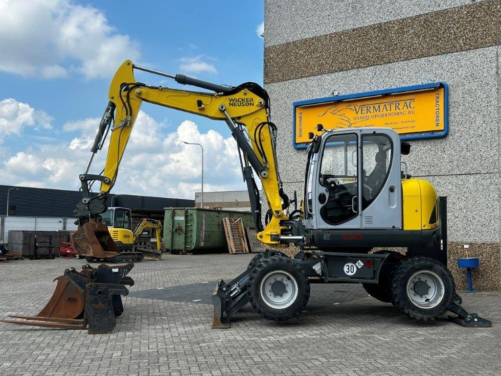 Wacker Neuson EW100 – 1376 hours – 2019!! - Gumikerekes kotró: 2 kép. Wacker Neuson EW100 – 1376 hours – 2019!! - Gumikerekes kotró: 2 kép.