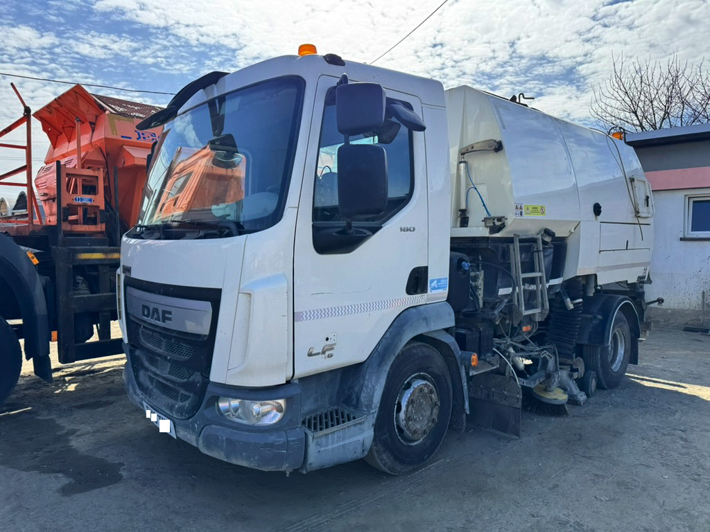 Utcaseprő gép DAF LF180: 6 kép.