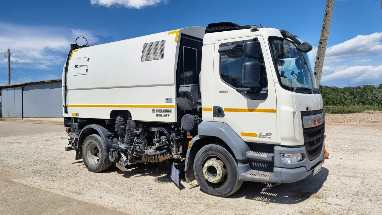DAF LF220 - Utcaseprő gép: 2 kép. DAF LF220 - Utcaseprő gép: 2 kép.