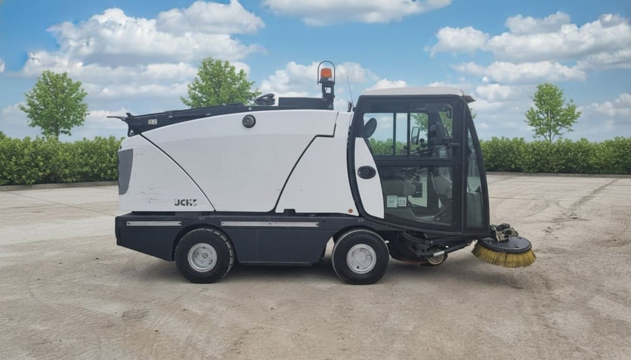 Johnston C202 - Utcaseprő gép: 3 kép. Johnston C202 - Utcaseprő gép: 3 kép.