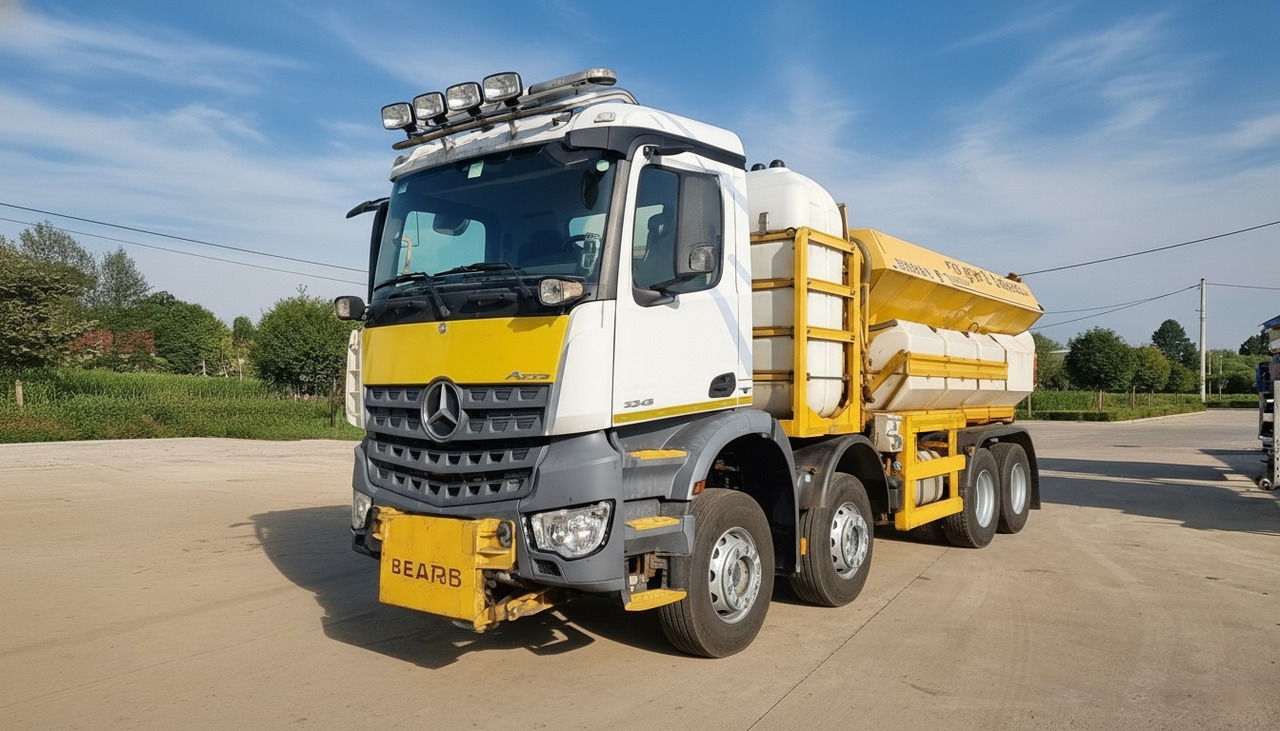 MERCEDES-BENZ AROCS 3243 8x4 | Euro 6 | Piaskarko Solarka Econ 12m³ - Hóeltakarító gép: 1 kép. MERCEDES-BENZ AROCS 3243 8x4 | Euro 6 | Piaskarko Solarka Econ 12m³ - Hóeltakarító gép: 1 kép.