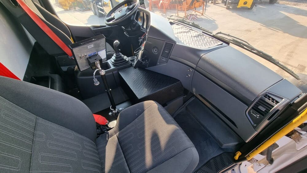 MERCEDES-BENZ AROCS 3243 8x4 | Euro 6 | Piaskarko Solarka Econ 12m³ - Hóeltakarító gép: 2 kép. MERCEDES-BENZ AROCS 3243 8x4 | Euro 6 | Piaskarko Solarka Econ 12m³ - Hóeltakarító gép: 2 kép.