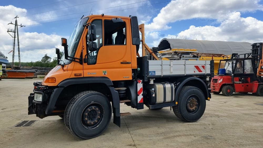 MERCEDES-BENZ Unimog U400 - Kommunális traktor: 4 kép. MERCEDES-BENZ Unimog U400 - Kommunális traktor: 4 kép.