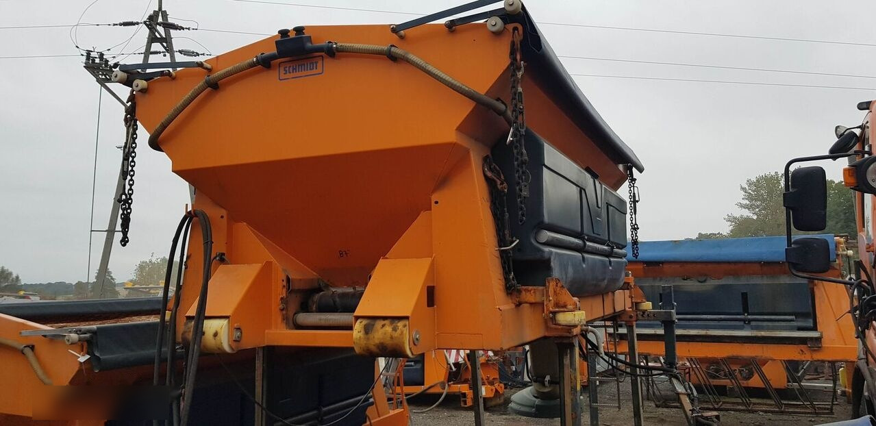 Schmidt Solarko piaskarka SCHMIDT STRATOS 5m3 20 - Homok-/ Sószóró - Többcélú/ Speciális jármű: 4 kép. Schmidt Solarko piaskarka SCHMIDT STRATOS 5m3 20 - Homok-/ Sószóró - Többcélú/ Speciális jármű: 4 kép.