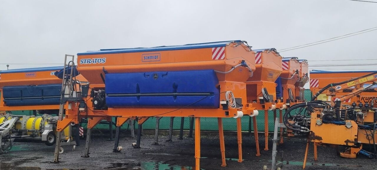 Schmidt odnowiona 2022 - Homok-/ Sószóró - Többcélú/ Speciális jármű: 2 kép. Schmidt odnowiona 2022 - Homok-/ Sószóró - Többcélú/ Speciális jármű: 2 kép.