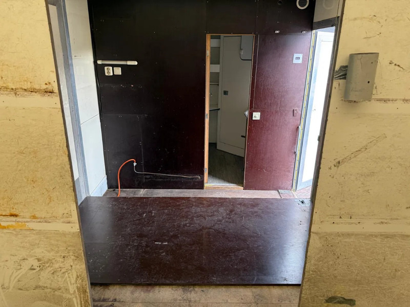 Volvo FL 12.240 STAND Airco 2x bed Douche Heater - Dobozos felépítményű teherautó: 4 kép. Volvo FL 12.240 STAND Airco 2x bed Douche Heater - Dobozos felépítményű teherautó: 4 kép.