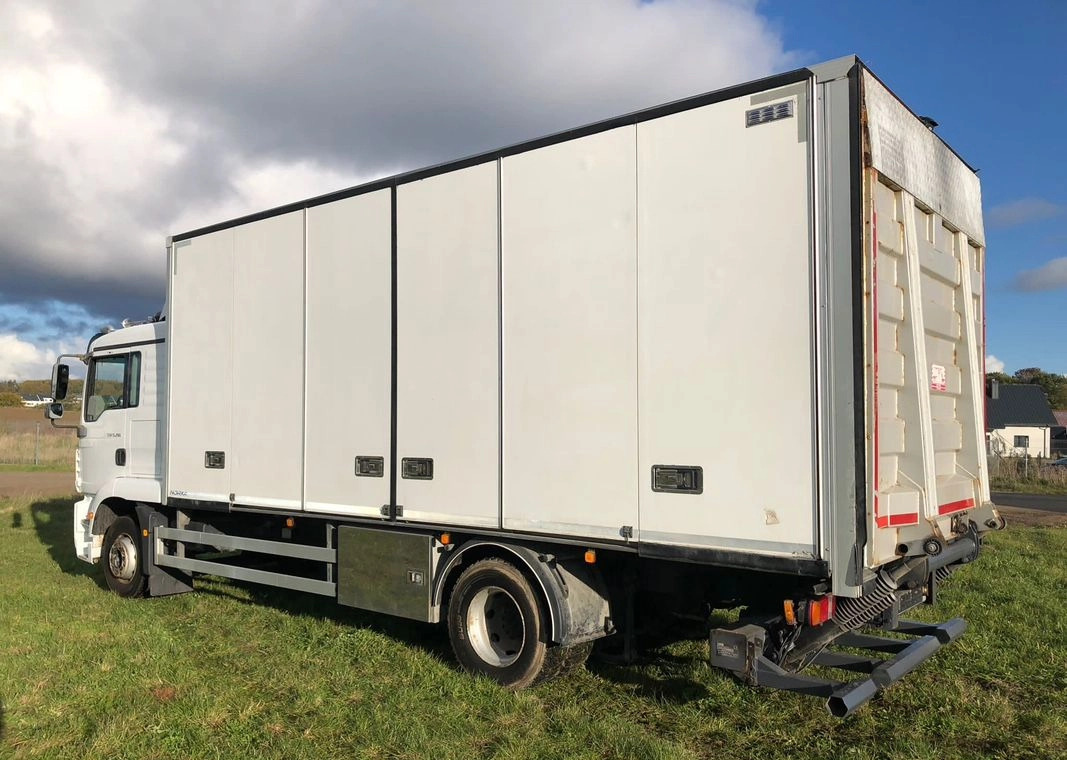 Hőszigetelt teherautó MAN 15.290 Winda Bok otwierany 18 Palet: 13 kép.