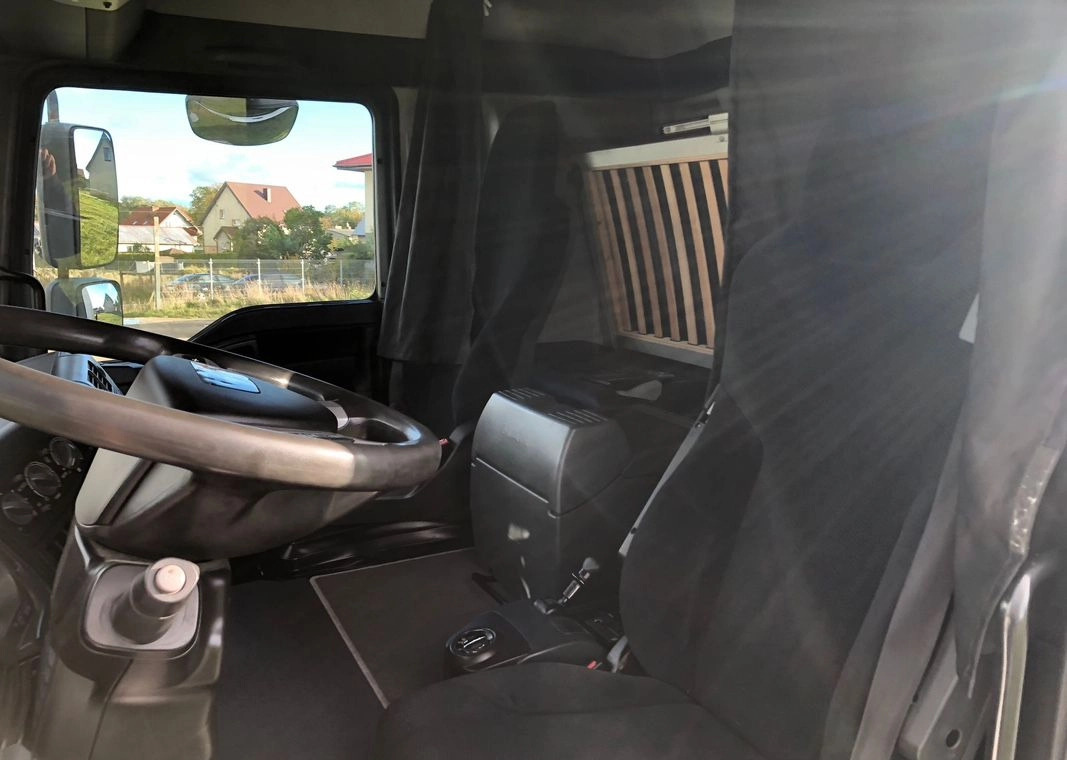 Hőszigetelt teherautó MAN 15.290 Winda Bok otwierany 18 Palet: 32 kép.