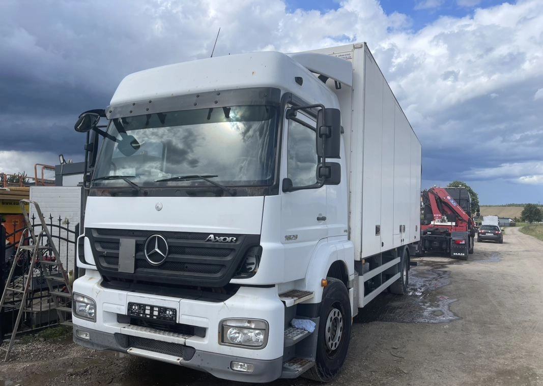 MERCEDES-BENZ AXOR PRZEBIEG TYLKO 322000 KM!!!! - Hőszigetelt teherautó: 5 kép. MERCEDES-BENZ AXOR PRZEBIEG TYLKO 322000 KM!!!! - Hőszigetelt teherautó: 5 kép.