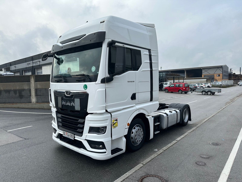 MAN TGX 18.510 4X2 LL SA Intarder Klima ACC - Nyergesvontató: 2 kép. MAN TGX 18.510 4X2 LL SA Intarder Klima ACC - Nyergesvontató: 2 kép.