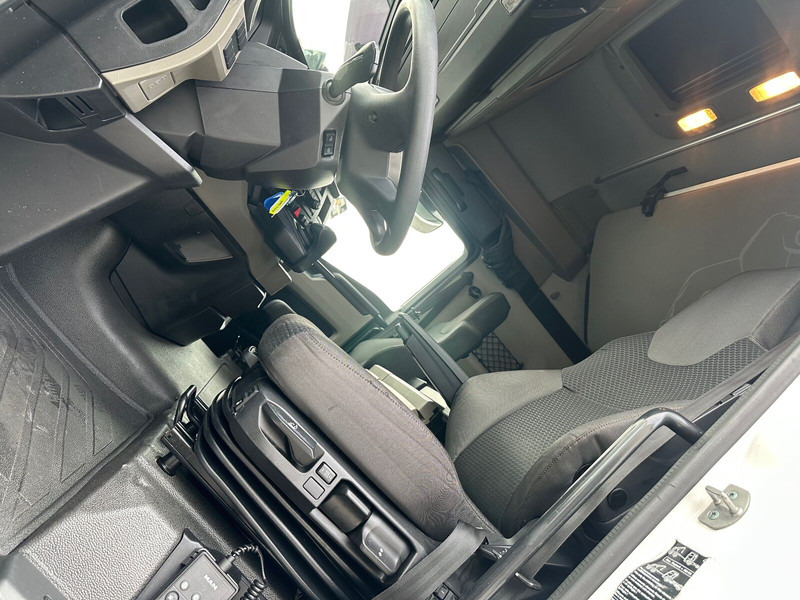 MAN TGX 18.510 4X2 LL SA Intarder Klima ACC - Nyergesvontató: 5 kép. MAN TGX 18.510 4X2 LL SA Intarder Klima ACC - Nyergesvontató: 5 kép.