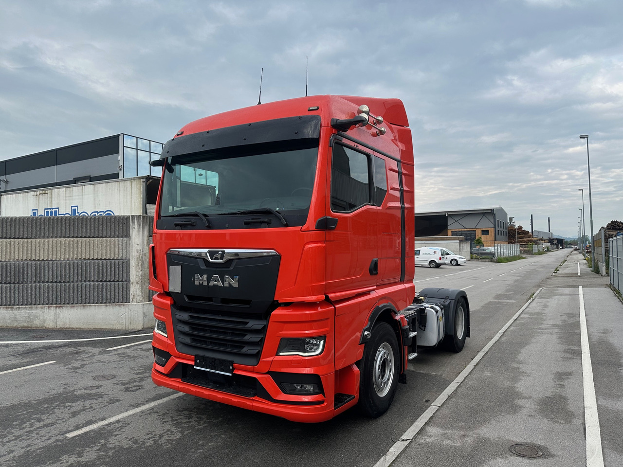 MAN TGX 18.520 4X2 LL Intarder Hydravlika ALU led TV - Nyergesvontató: 2 kép. MAN TGX 18.520 4X2 LL Intarder Hydravlika ALU led TV - Nyergesvontató: 2 kép.