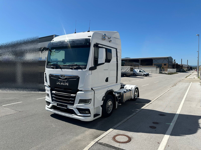 MAN TGX 18.520 LLS-U - Nyergesvontató: 2 kép. MAN TGX 18.520 LLS-U - Nyergesvontató: 2 kép.