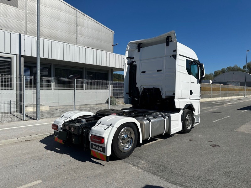 MAN TGX 18.520 LLS-U - Nyergesvontató: 4 kép. MAN TGX 18.520 LLS-U - Nyergesvontató: 4 kép.