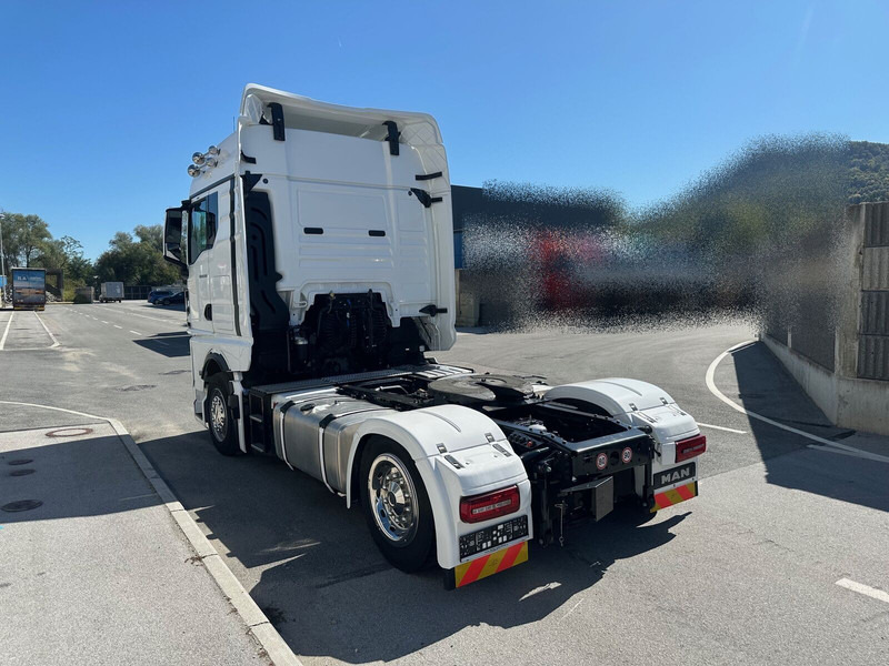 MAN TGX 18.520 LLS-U - Nyergesvontató: 3 kép. MAN TGX 18.520 LLS-U - Nyergesvontató: 3 kép.