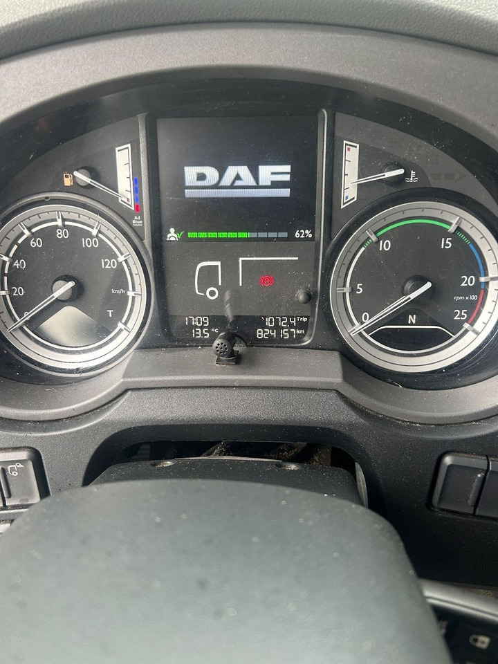 DAF XF 106.440 XF106-440 Space Cab, Full spoilers - Nyergesvontató: 5 kép. DAF XF 106.440 XF106-440 Space Cab, Full spoilers - Nyergesvontató: 5 kép.