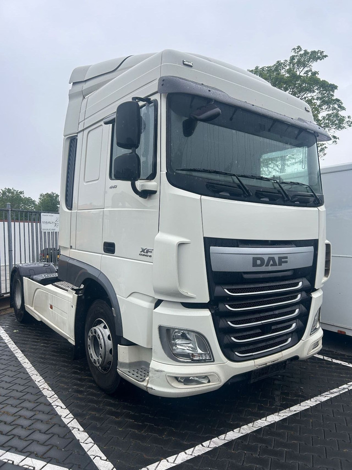 DAF XF 106.440 XF106-440 Space Cab, Full spoilers - Nyergesvontató: 2 kép. DAF XF 106.440 XF106-440 Space Cab, Full spoilers - Nyergesvontató: 2 kép.