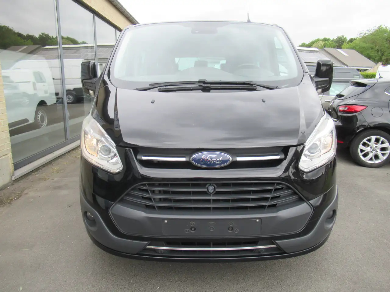 Ford Tourneo Custom 2.0 TDCi L2H1 - Kisbusz: 3 kép. Ford Tourneo Custom 2.0 TDCi L2H1 - Kisbusz: 3 kép.